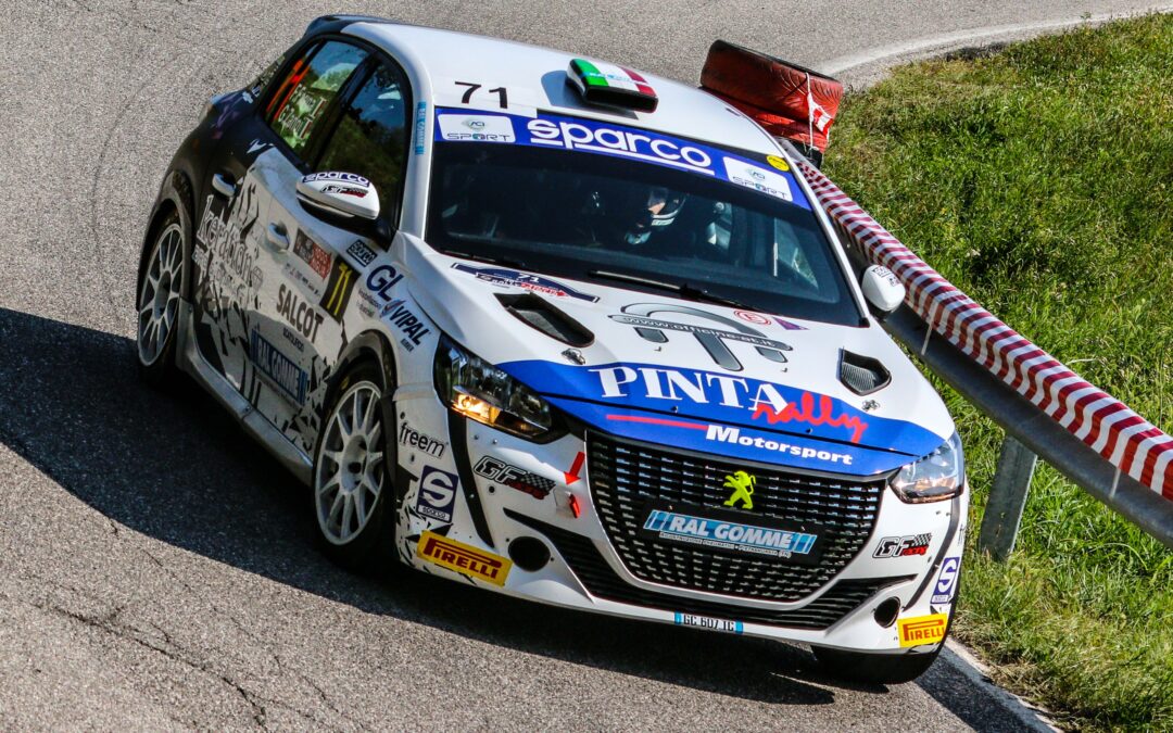 Fabio Farina sul terzo gradino del podio al 70° Rally Sanremo dopo una grande rimonta